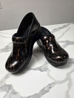 Dansko Patent Leopard Clogs Womens 39/8.5